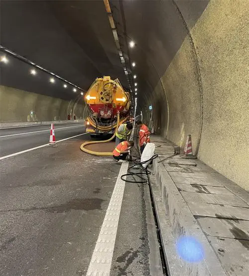 西林隧道排水渠清淤